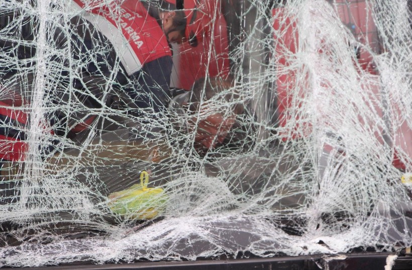 Trabzon'da taraftar midibüsü TIR'la çarpıştı: 6 yaralı - Resim: 9