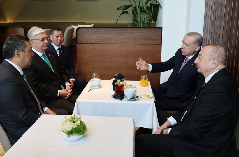 Cumhurbaşkanı Erdoğan’dan Aliyev’e samimi karşılama: "Gel bir sarılayım sana" - Resim : 2