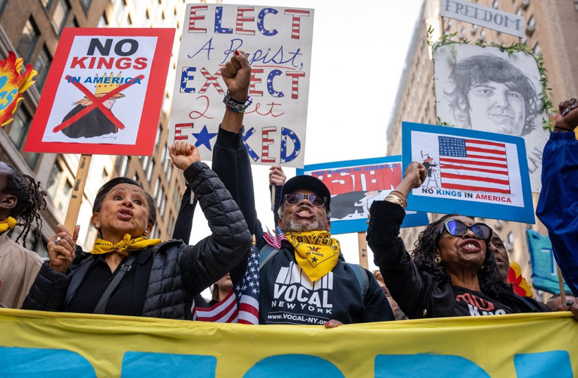 New York'ta on binlerce kişi "Krallara Hayır" protestolarında Trump yönetimini eleştirdi - Resim: 31
