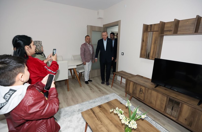 Cumhurbaşkanı Recep Tayyip Erdoğan Antalya Manavgat'ta yangın sonrası yeni evine kavuşan aileye konuk oldu gözleme yedi - Resim: 1