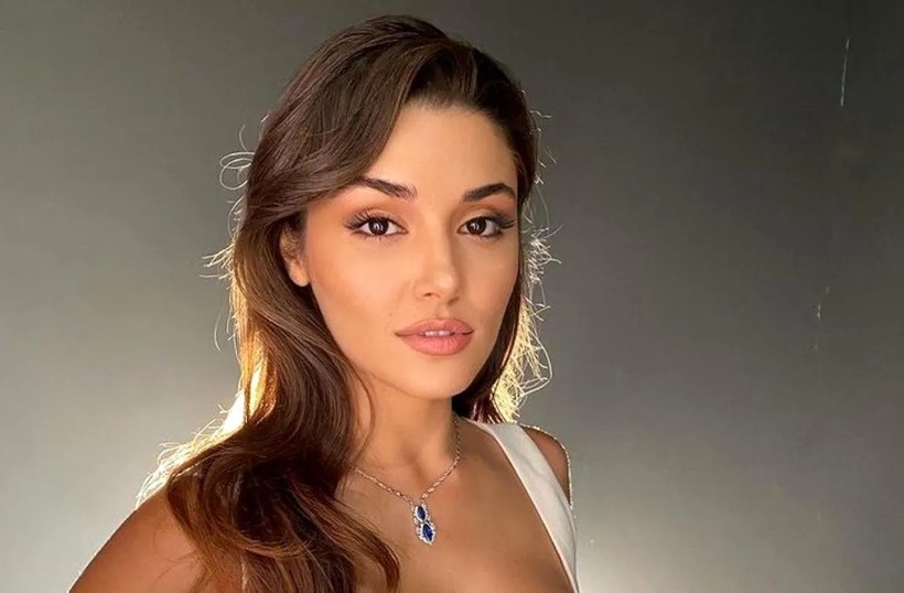 Hande Erçel sosyal medya hesabından yaptığı paylaşımla takipçilerini mest etti! Mini elbisesiyle sokaklarda yürüdü - Resim: 4