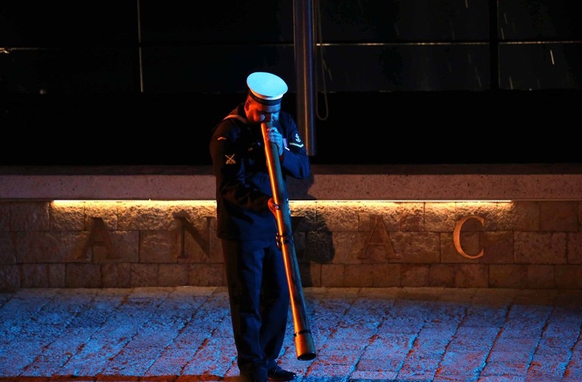 Çanakkale'de duygusal anlar: Anzak Koyu'nda geleneksel "Şafak Ayini" yapıldı - Resim: 11