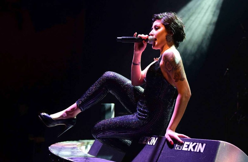 Ceyda Düvenci'nin sunuculuğunu yaptığı 'Bambaşka Sohbetler' programına konuk olan şarkıcı Melek Mosso'dan kan donduran itiraf: Bizi dövüyor aç bırakıyor... - Resim: 15