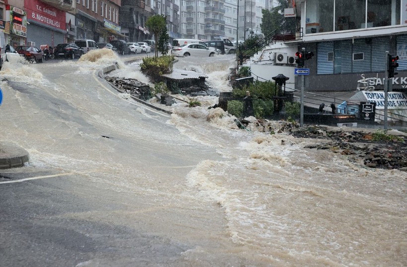 Karadeniz'i sel vurdu! Samsun'da hayat durdu - Resim: 13