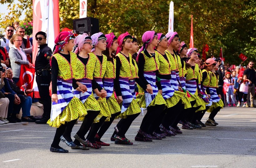 Türkiye iliklerine kadar Cumhuriyet'i kutluyor! Nereye baksan kırmızı-beyaz! 🤍❤️Meydanlarda 7'den 70'e 100. yıl coşkusu - Resim: 350
