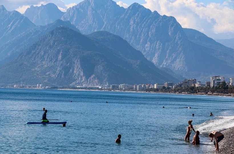 Antalya'da termometreler 19 dereceyi gösterdi! Vatandaşlar denizin keyfini çıkardı - Resim: 8