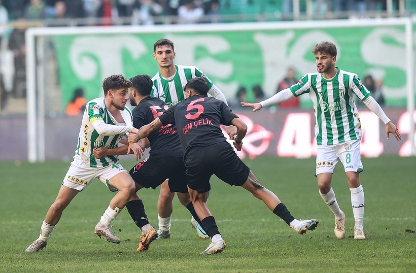 Bursaspor-Diyarbekirspor maçı sonrasında saha karıştı! Savaş alanında 5 kişi kırmızı kart gördü - Resim: 3