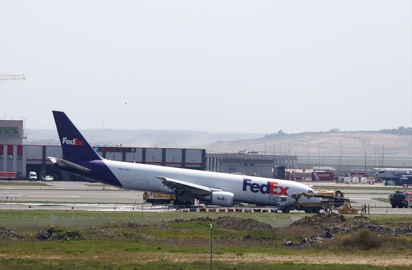 Dün İstanbul, bugün Antalya! Yolcu uçağı gövdesi üzerine indi! - Resim: 1