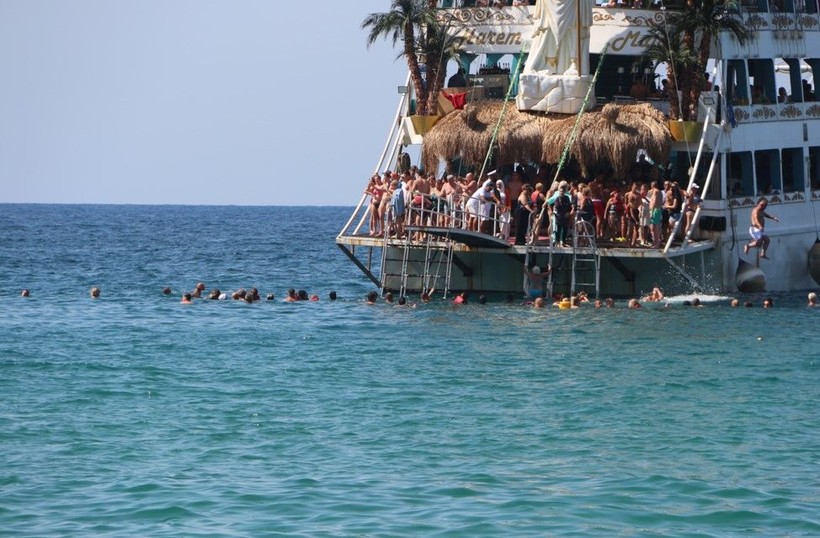Antalya'da tatilciler sıcak havada denizin sefasını sürüyor - Resim: 9