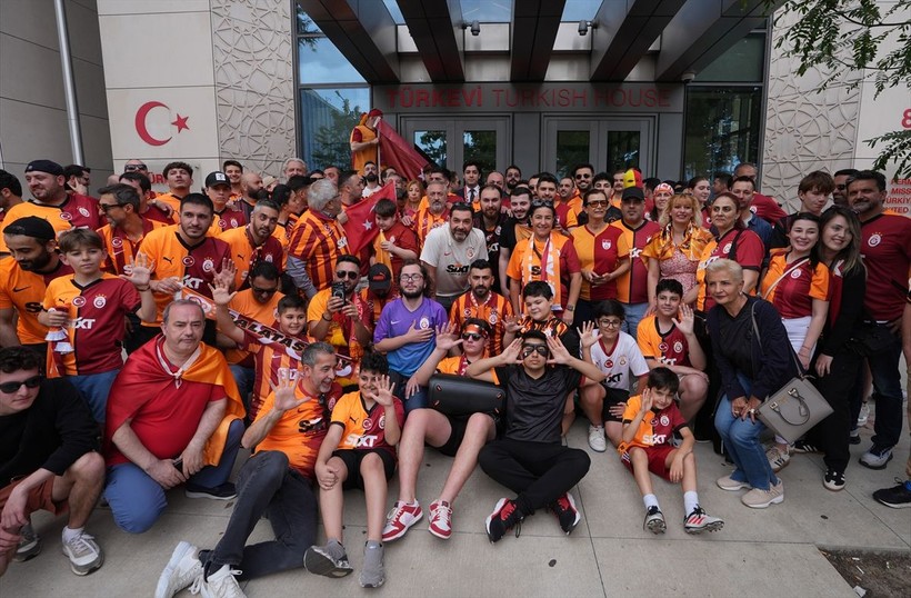Galatasaraylılar şampiyonluk ruhunu yurt dışında da diri tuttu! Dünyadan kutlamalar objektiflere böyle yansıdı - Resim: 14