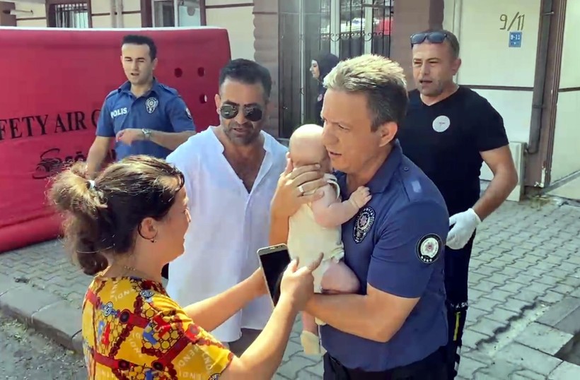 Eşiyle tartışan adam 4 aylık oğlunu pencereden atmaya kalktı - Resim: 9