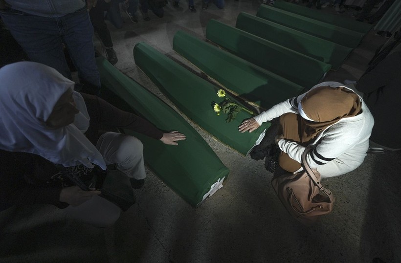 Srebrenitsa Soykırımı’nın 30’uncu yılında toprağa verilecek 7 cenaze, gözyaşlarıyla karşılandı - Resim: 13
