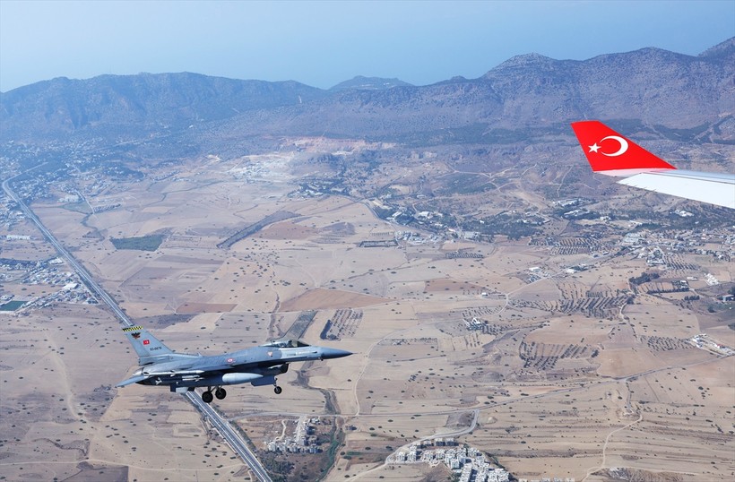 Cumhurbaşkanı Erdoğan'ı KKTC'de F-16'lar karşıladı - Resim : 1
