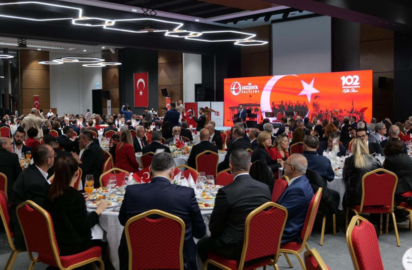 Eskişehir’de Cumhuriyet Pastasını 102 yaşındaki Ali Sezer kesti - Resim: 3