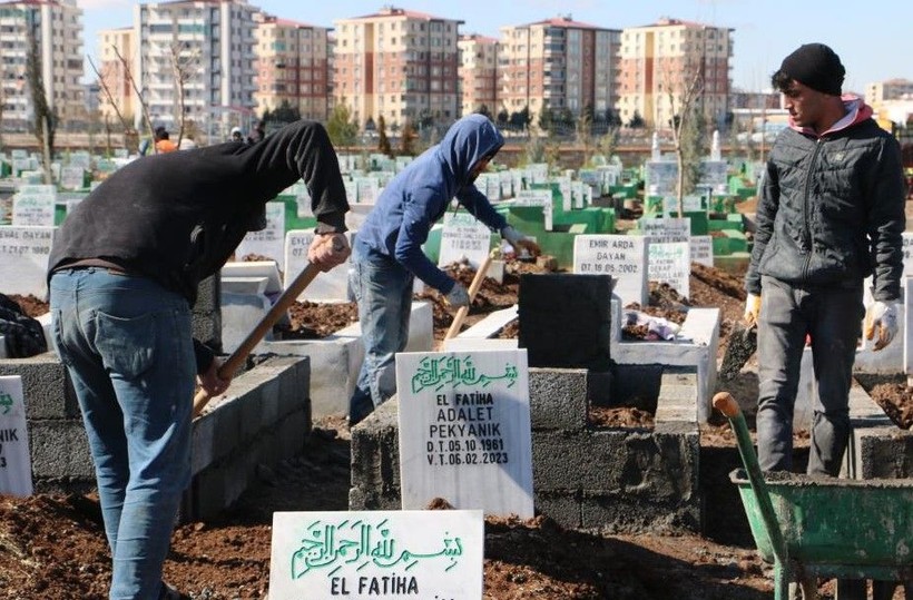Bu acıya yürek dayanmaz! Diyarbakır'da depremde vefat edenlerin hatıraları mezarlıklara bırakıldı - Resim: 6