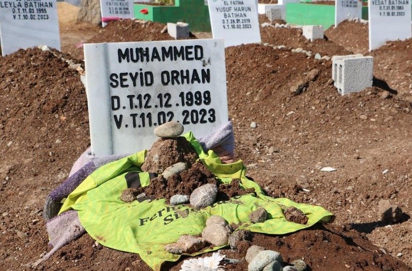 Bu acıya yürek dayanmaz! Diyarbakır'da depremde vefat edenlerin hatıraları mezarlıklara bırakıldı - Resim: 1