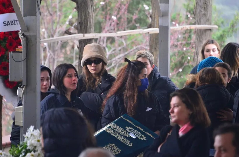 Birçok dizi ve filmlerde oynayan genç oyuncu Helin Kandemir bir süredir lösemi tedavisi gören babasını son yolculuğuna uğurladı! - Resim: 3