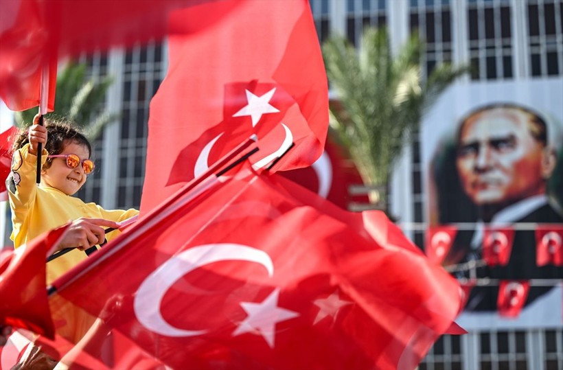 Türkiye iliklerine kadar Cumhuriyet'i kutluyor! Nereye baksan kırmızı-beyaz! 🤍❤️Meydanlarda 7'den 70'e 100. yıl coşkusu - Resim: 359