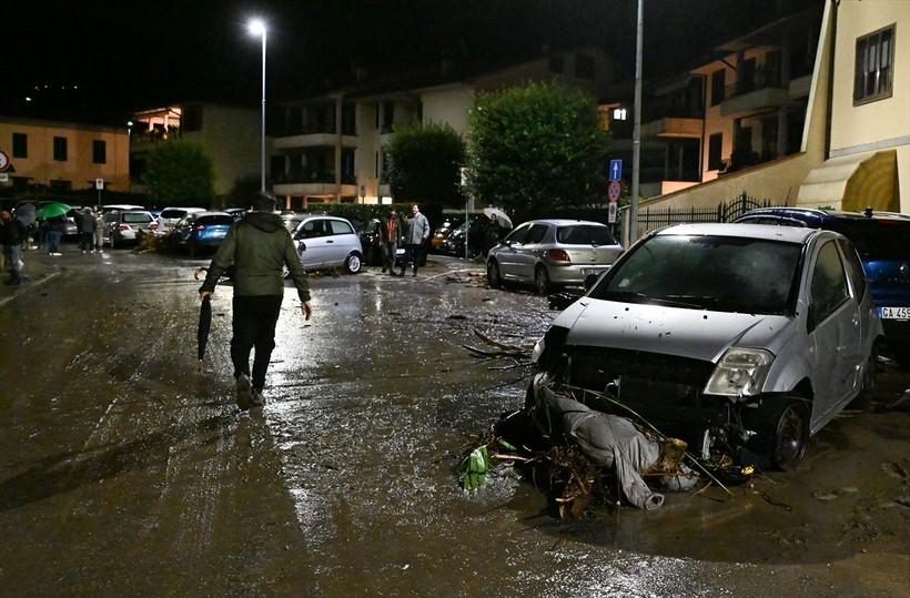 İtalya'da sağanak yağış can aldı! 3 ölü 7 kayıp - Resim: 14
