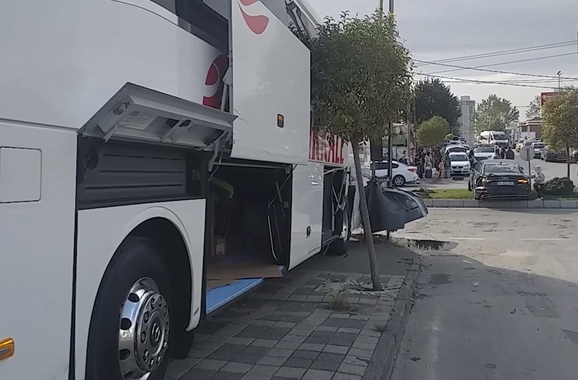 Ümraniye'de yolcu otobüsü ile otomobil çarpıştı! 2 kişi yaralandı - Resim : 2