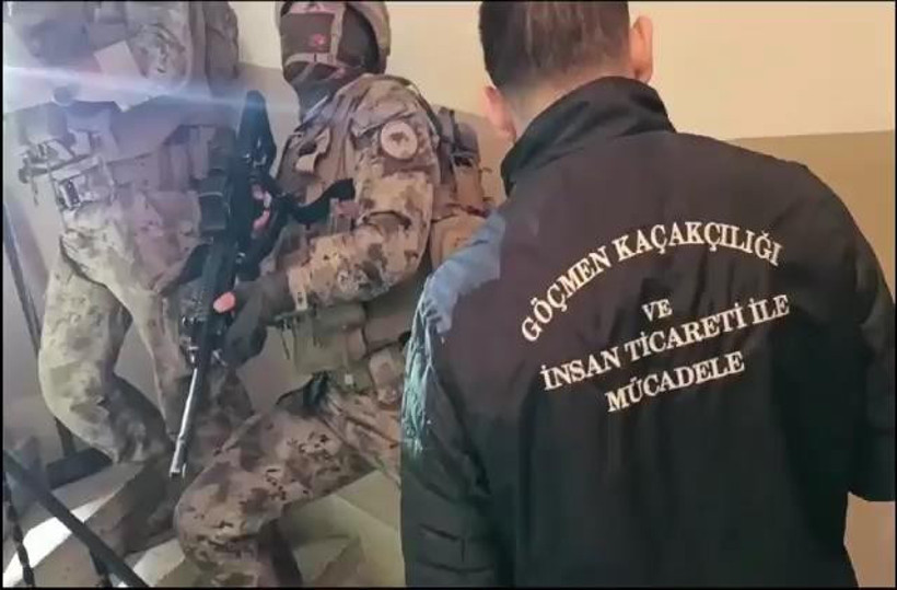 İstanbul'da göçmen kaçakçılarına yönelik operasyon yapıldı: 4'ü polis 15 gözaltı - Resim : 1