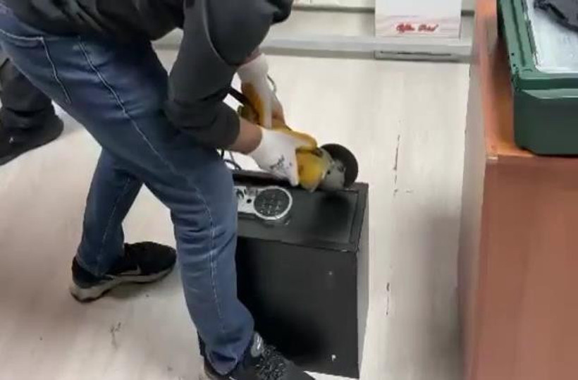 İstanbul'da göçmen kaçakçılarına yönelik operasyon yapıldı: 4'ü polis 15 gözaltı - Resim : 3