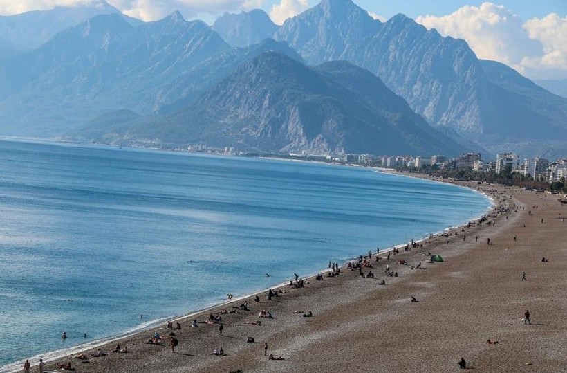 Antalya'da termometreler 19 dereceyi gösterdi! Vatandaşlar denizin keyfini çıkardı - Resim: 9