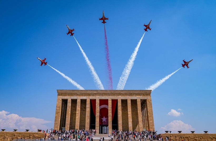 Türk Yıldızları'ndan Anıtkabir'de Ata'ya saygı uçuşu - Resim: 4