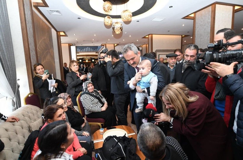 Okullar ne zaman açılacak? Deprem bölgesindeki öğretmenlerin nakil süreci ne zaman başlayacak? Milli Eğitim Bakanı Mahmut Özer'den açıklamalar - Resim: 1