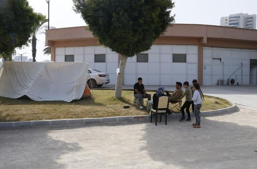 Depremden sonra evlerine giremeyen Adanalılar parka yerleşti - Resim: 7