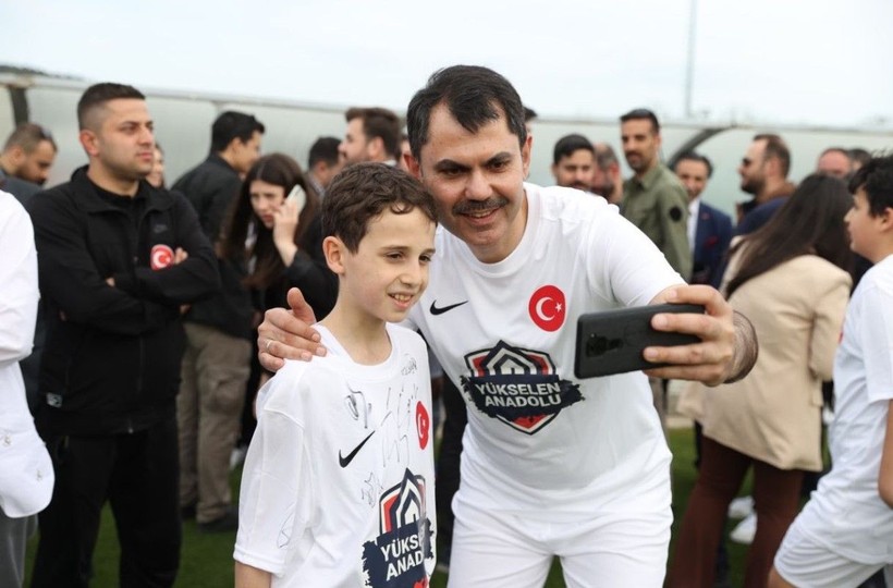 Bakan Kurum ve ünlü futbolcular depremzede çocuklarla maç yaptı - Resim: 8