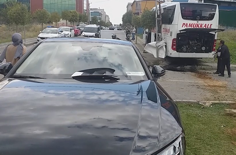 Ümraniye'de yolcu otobüsü ile otomobil çarpıştı! 2 kişi yaralandı - Resim : 3