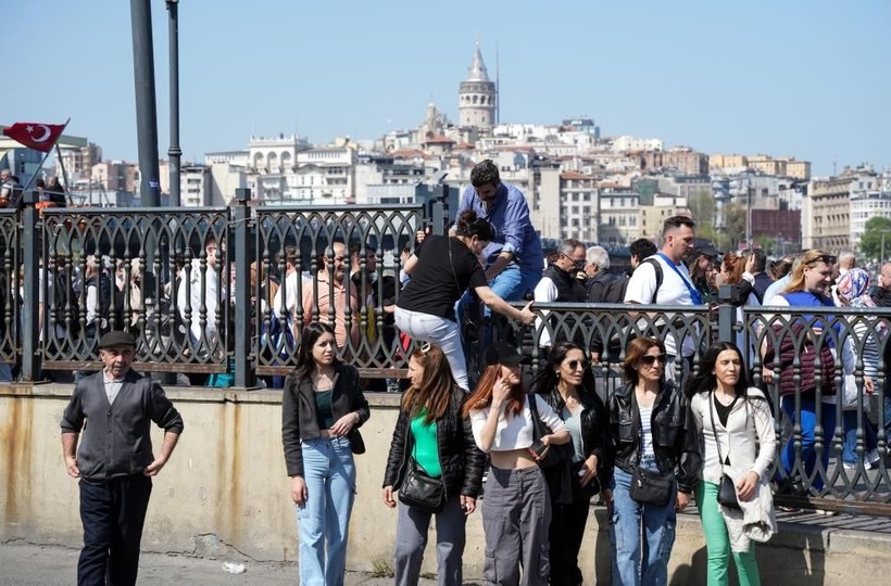 İstanbul Eminönü’ndeki yoğun kalabalık fotoğraflara yansıdı - Resim: 11