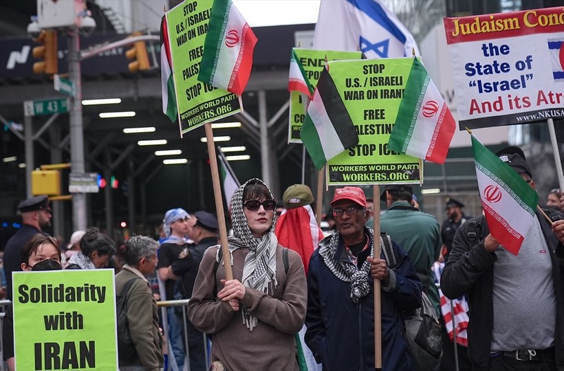 Times Meydanı’nda İran’a destek gösterisi düzenlendi - Resim: 7
