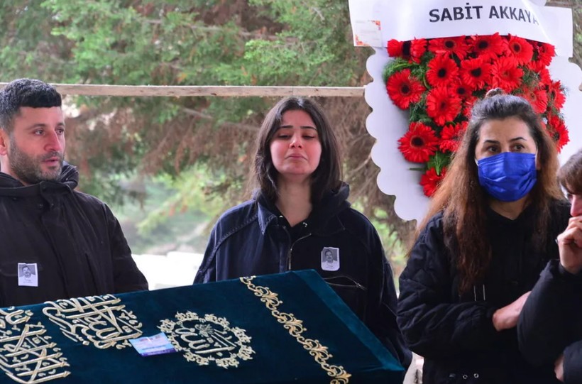 Birçok dizi ve filmlerde oynayan genç oyuncu Helin Kandemir bir süredir lösemi tedavisi gören babasını son yolculuğuna uğurladı! - Resim: 2
