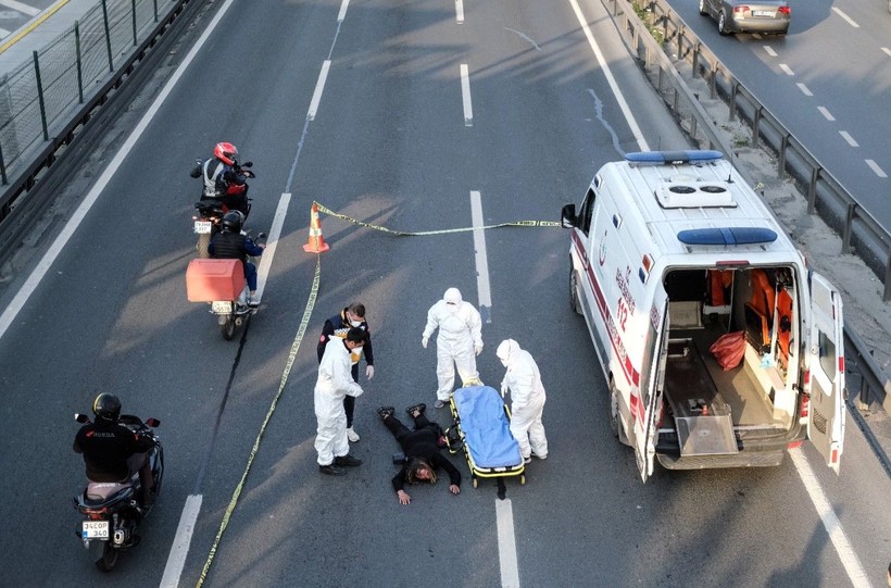 İstanbul'da E5 karayolunda şaşkına çeviren görüntü! Bulaşıcı hastalık riskine karşı... Göz yaşartıcı spreyle kelepçelediler - Resim: 5