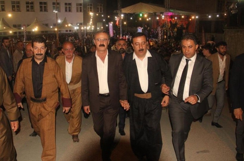 Bir aşiret düğünü klasiği... 7 kişi anca sayabildi! Geline 15 kilo altın, damada 5 milyon 300 bin TL takıldı - Resim: 7