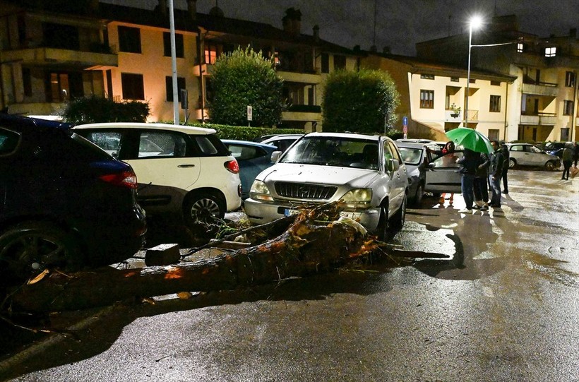 İtalya'da sağanak yağış can aldı! 3 ölü 7 kayıp - Resim: 20