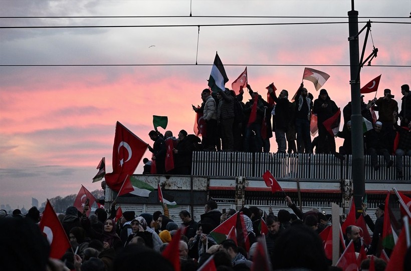 Dünya Galata Köprüsü'ndeki "Şehitlerimize Rahmet, Filistin'e Destek, İsrail'e Lanet" yürüyüşünü konuşuyor: Galata’da ne çok şey kaçırdınız - Resim: 18