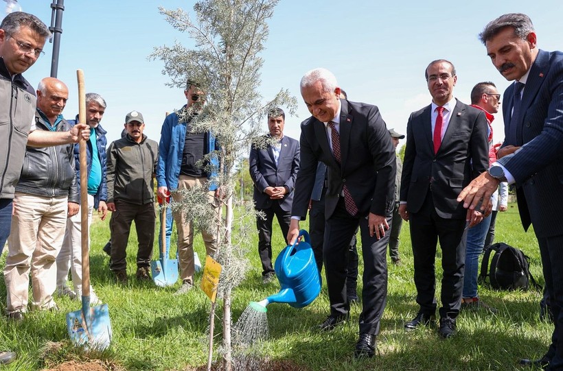 İtalya heyeti Muş’ta halay çekip ağaç dikti - Resim: 5