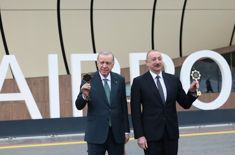 Azerbaycan'ın bağımsızlığının 107. yılı | Cumhurbaşkanı Erdoğan Laçın Havalimanı'nın açılışını yaptı - Resim : 3