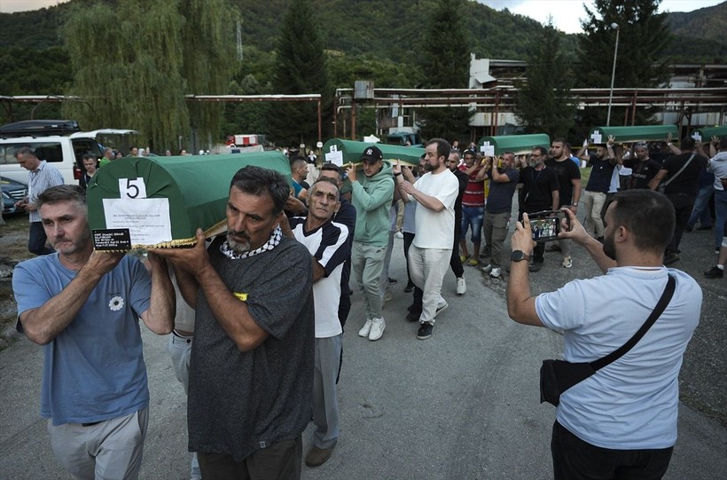 Srebrenitsa soykırımının 30. yıl dönümü! 7 kurbanın cenazesi anıt mezarlığa taşındı - Resim: 4
