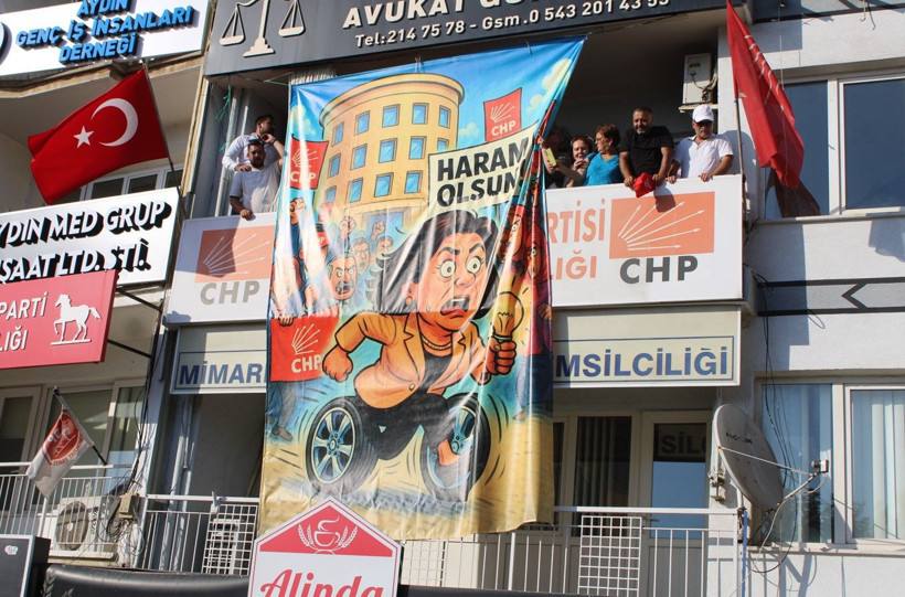 Aydın'da 'topuklu' eylem: AK Parti'ye geçen Özlem Çerçioğlu'nu protesto ettiler - Resim: 1