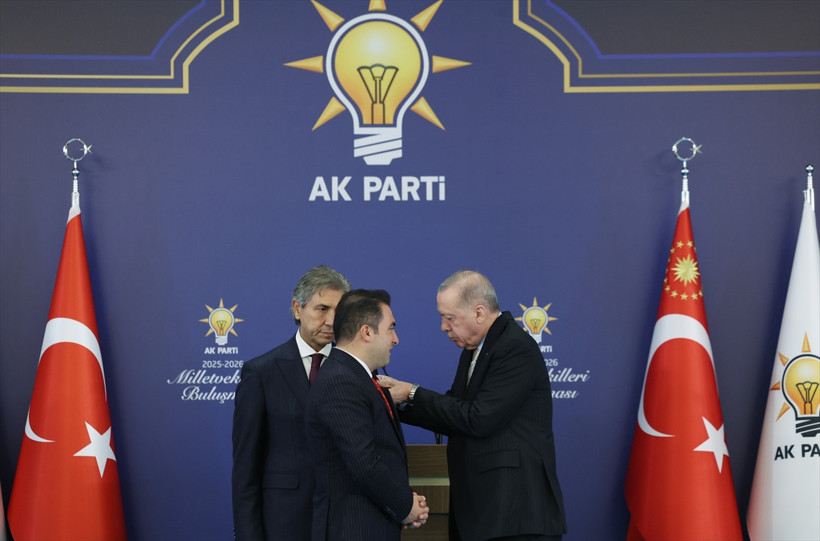 7 belediye başkanı AK Parti’ye geçti: Rozetlerini Erdoğan taktı - Resim : 1