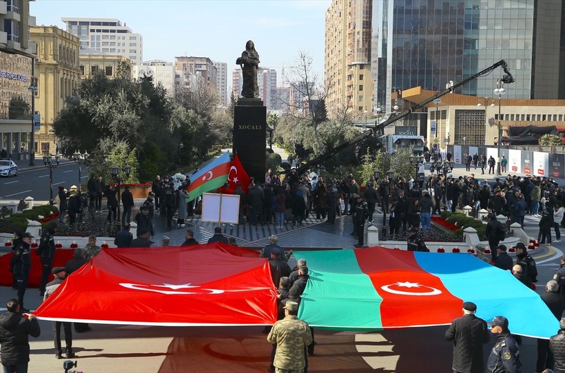 Azerbaycan'da Hocalı Soykırımı kurbanları anıldı! Ermeniler 106'sı kadın, 70'i yaşlı, 63'ü çocuk 613 Azerbaycan vatandaşını katletti - Resim: 1