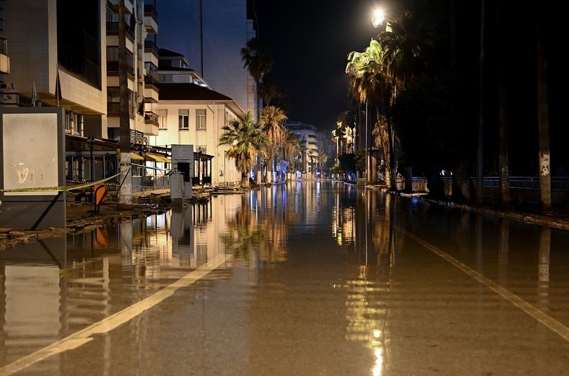 İskenderun'da deniz seviyesi yükseldi, caddeler su altına kaldı - Resim: 6