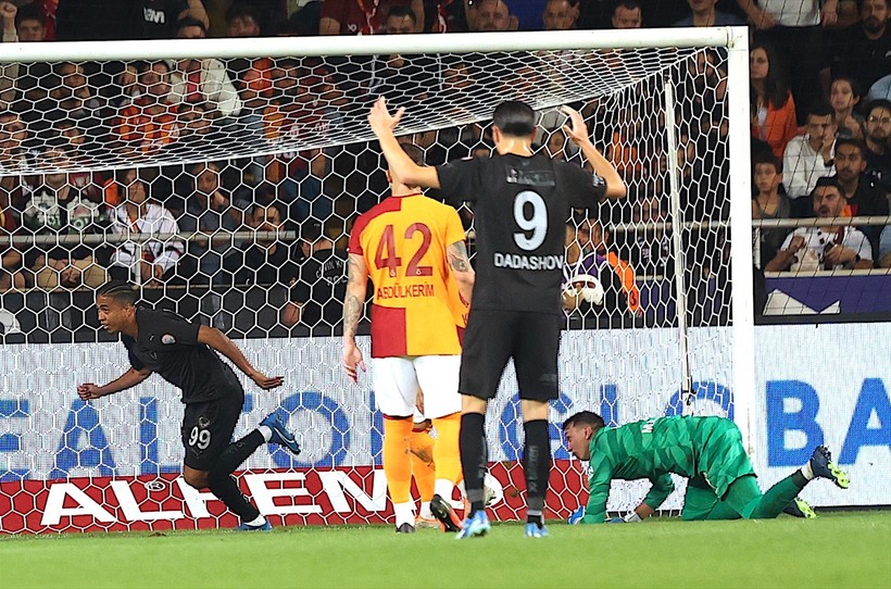 Ligde namağlup takım kalmadı: Galatasaray, Mersin'de ilk yenilgisini aldı - Resim : 9