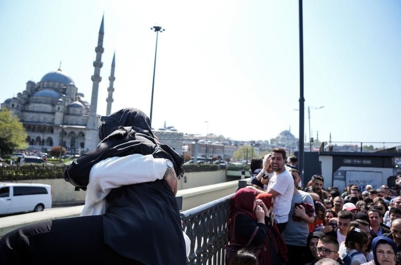 İstanbul Eminönü’ndeki yoğun kalabalık fotoğraflara yansıdı - Resim: 7