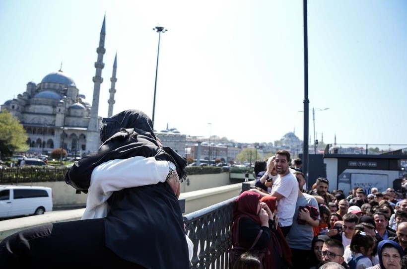 İstanbul Eminönü’ndeki yoğun kalabalık fotoğraflara yansıdı - Resim: 7