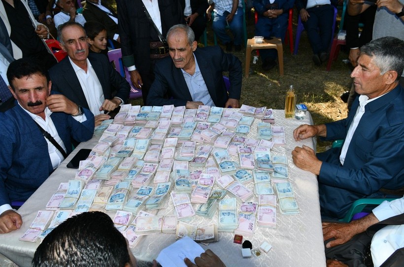 Şırnak'ta Jirki aşireti lideri kardeşini evlendirdi! Dolarlar ve TL'ler valizlere sığmadı - Resim: 3